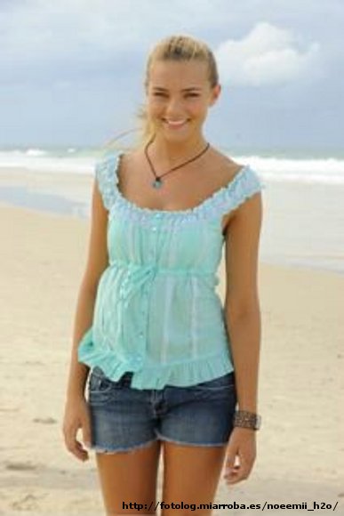 Bella Hartley en la playa