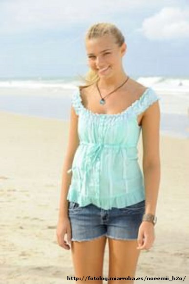 Bella Hartley en la playa