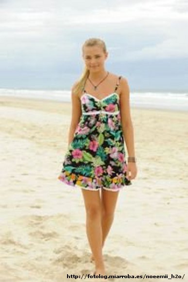 Bella Hartley en la playa