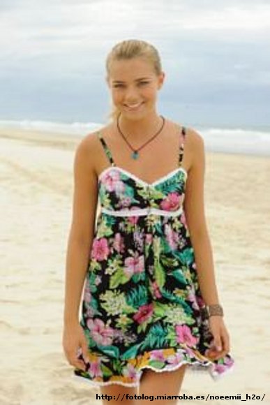 Bella Hartley en la playa
