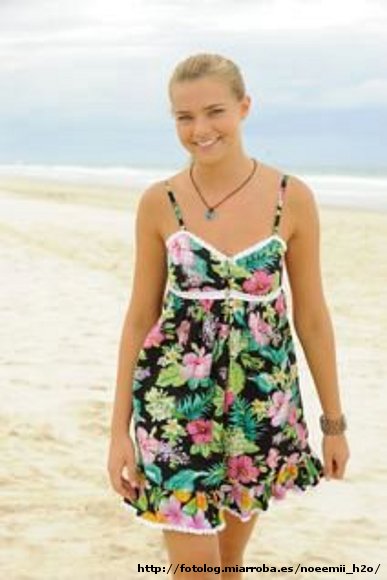 Bella Hartley en la playa