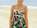 Bella Hartley en la playa