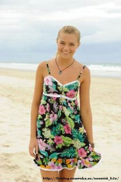 Bella Hartley en la playa