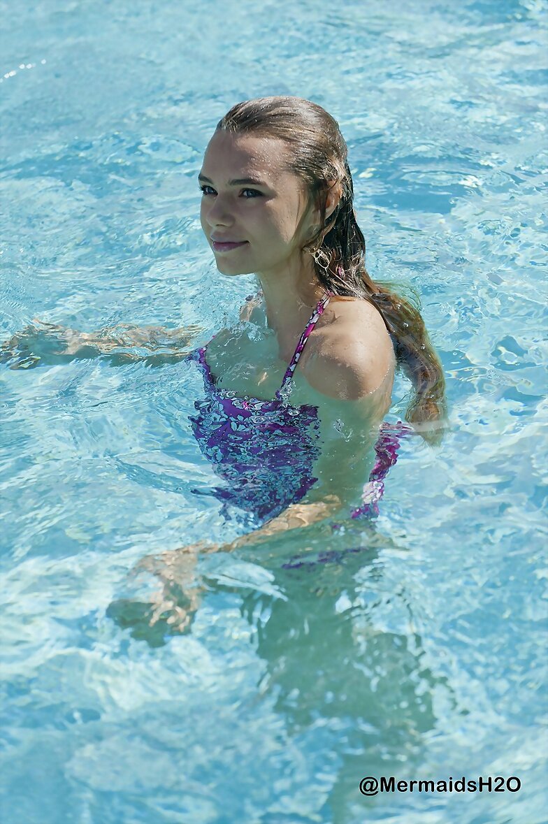 Indiana Evans en Blue Lagoon: The Awakening