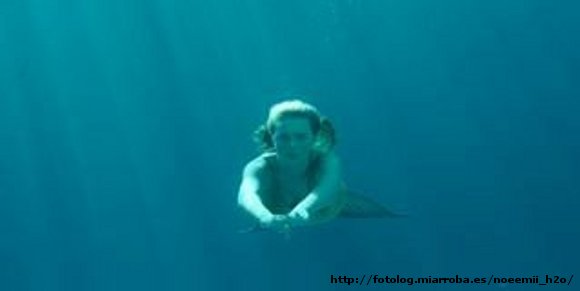 Bella Hartley nadando por el mar