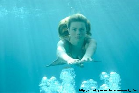 Bella Hartley nadando por el mar
