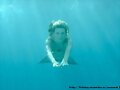 Bella Hartley nadando por el mar