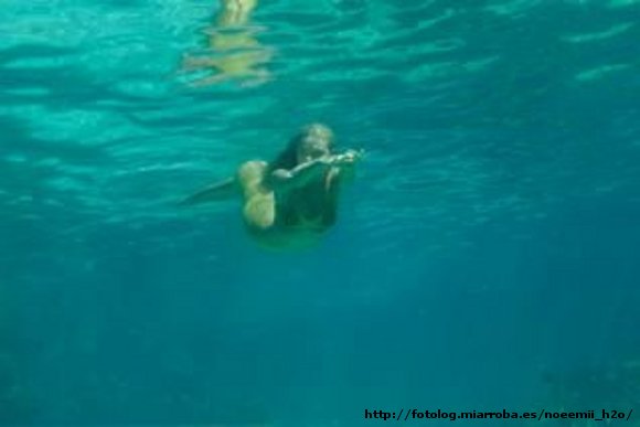 Bella Hartley nadando por el mar