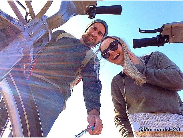 Cleo Massey con su novio Luke Dempsey en Londres