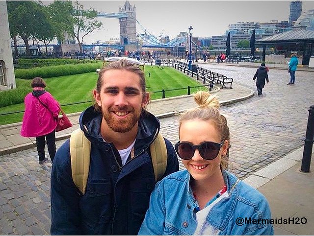 Cleo Massey con su novio Luke Dempsey en Londres