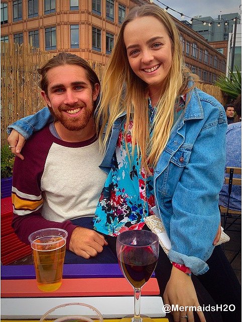 Cleo Massey con su novio Luke Dempsey en Londres