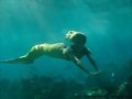 Bella Hartley nadando por el mar