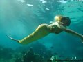 Bella Hartley nadando por el mar