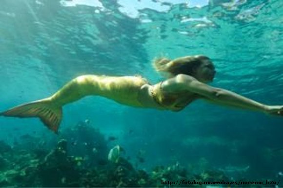 Bella Hartley nadando por el mar