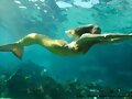 Bella Hartley nadando por el mar