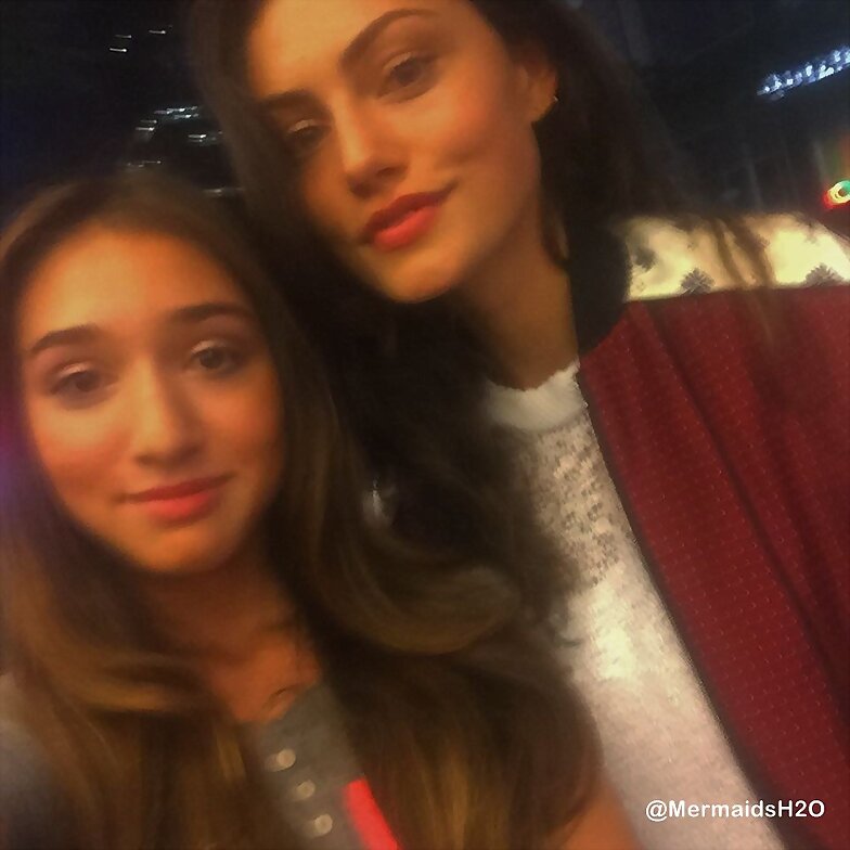 Phoebe Tonkin con una fan