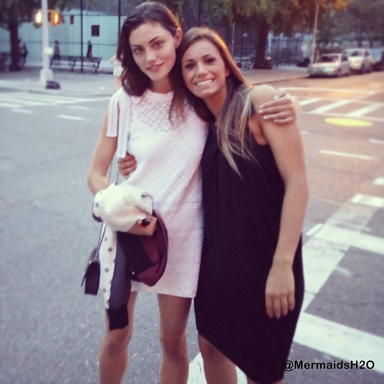 Phoebe Tonkin con una fan