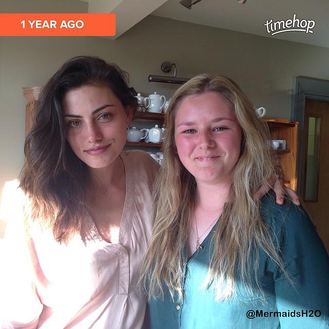 Phoebe Tonkin con una fan