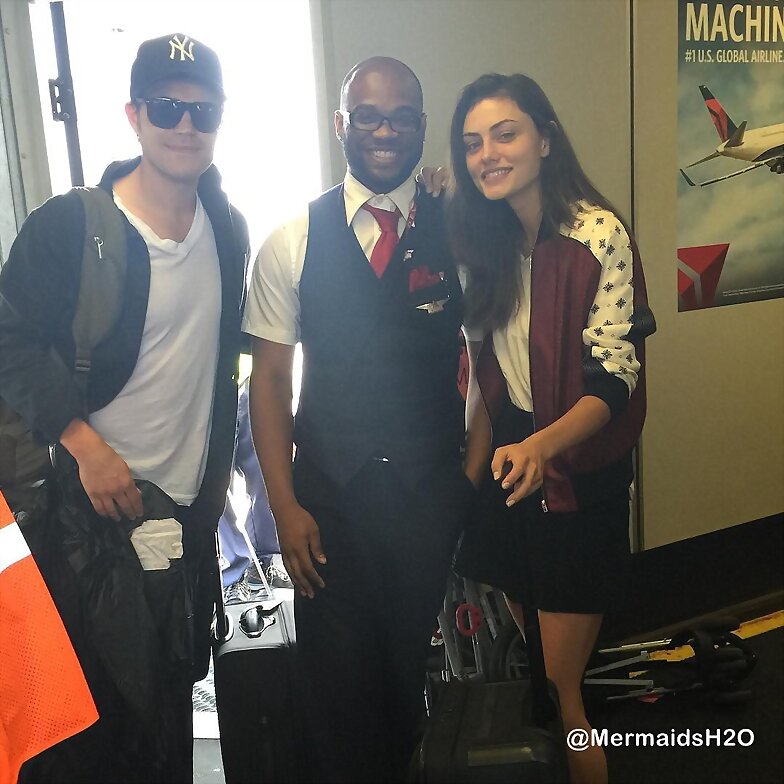 Phoebe Tonkin con su novio Paul Wesley y un fan