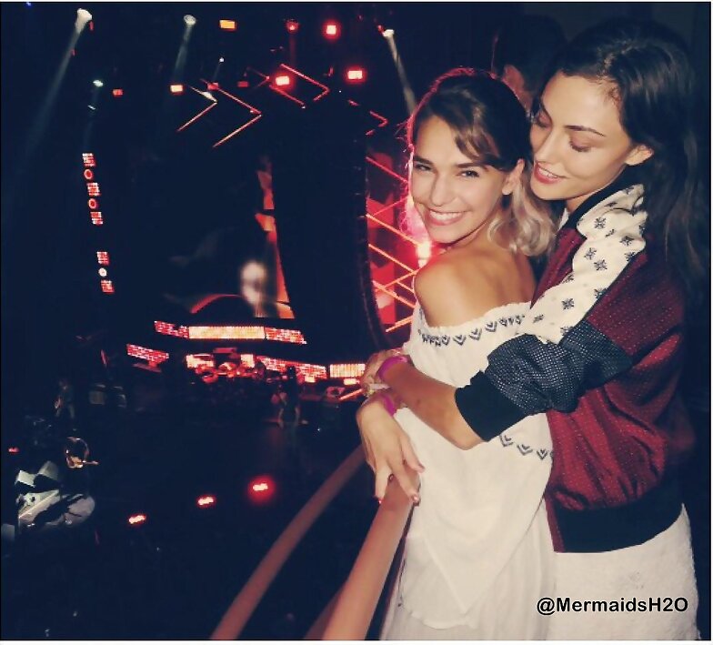 Phoebe Tonkin y Julia, hermana de su novio Paul W.