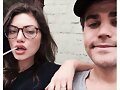 Phoebe Tonkin con su novio Paul Wesley