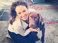 Allie Bertram y su perro Charles
