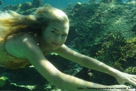 Bella Hartley nadando por el mar