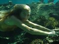Bella Hartley nadando por el mar