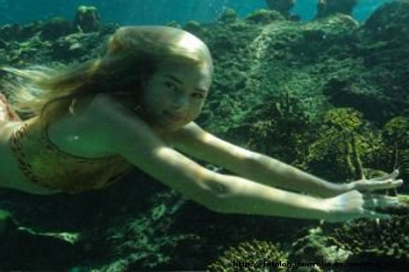 Bella Hartley nadando por el mar