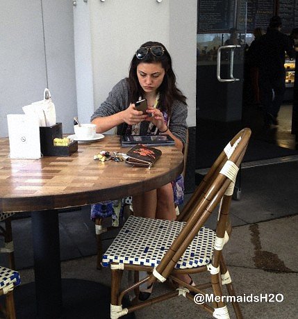 Phoebe Tonkin - Enjoying a Latte in an Los Angeles