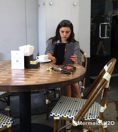 Phoebe Tonkin - Enjoying a Latte in an Los Angeles