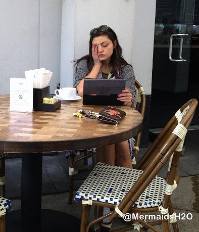 Phoebe Tonkin - Enjoying a Latte in an Los Angeles