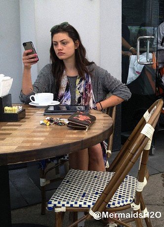 Phoebe Tonkin - Enjoying a Latte in an Los Angeles