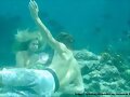 Bella y Will nadando