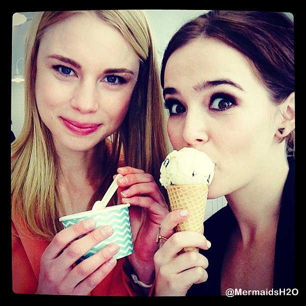 Lucy Fry y Zoey Deutch - Breathe Radio 2014