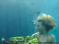 Bella Hartley nadando por el mar