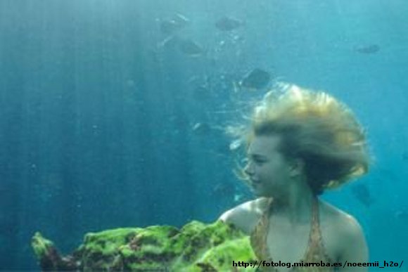 Bella Hartley nadando por el mar