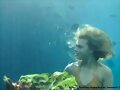 Bella Hartley nadando por el mar
