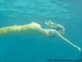 Bella Hartley nadando por el mar