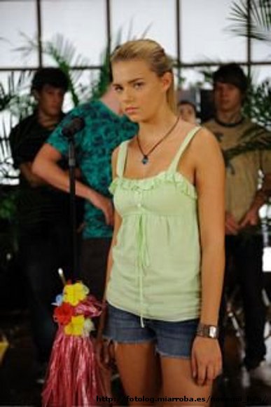 Bella Hartley en el bar "Rikki's"