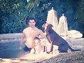 Allie Bertram con su novio y perro Charles