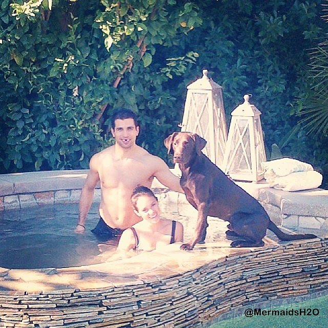 Allie Bertram con su novio y perro Charles