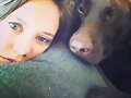 Allie Bertram y su perro Charles