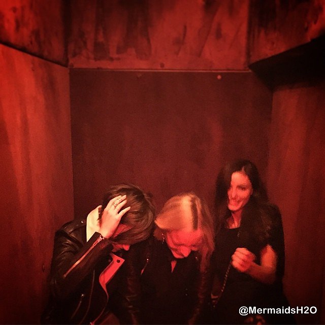 Phoebe Tonkin con Lily Collins
