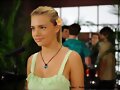 Bella Hartley en el bar &quot;Rikki&#039;s&quot;