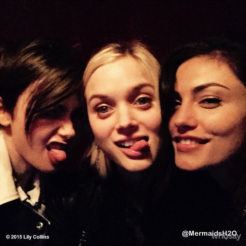 Phoebe Tonkin con Lily Collins