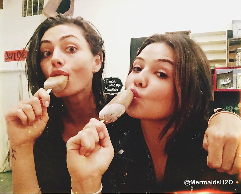 Phoebe Tonkin y Danielle Campbell