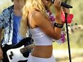Bella Hartley cantando