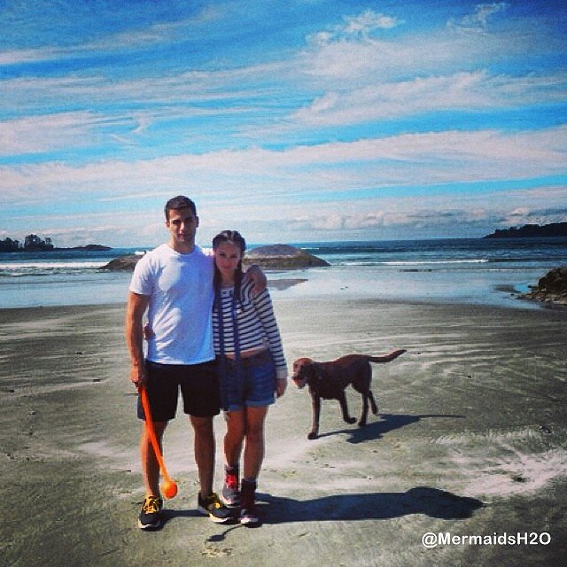 Allie Bertram con su novio y perro Charles