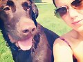 Allie Bertram y su perro Charles